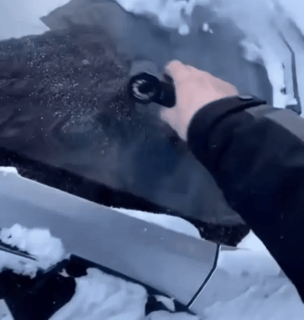 BlizSweep — Ručný odhadzovač snehu s LED svetlom