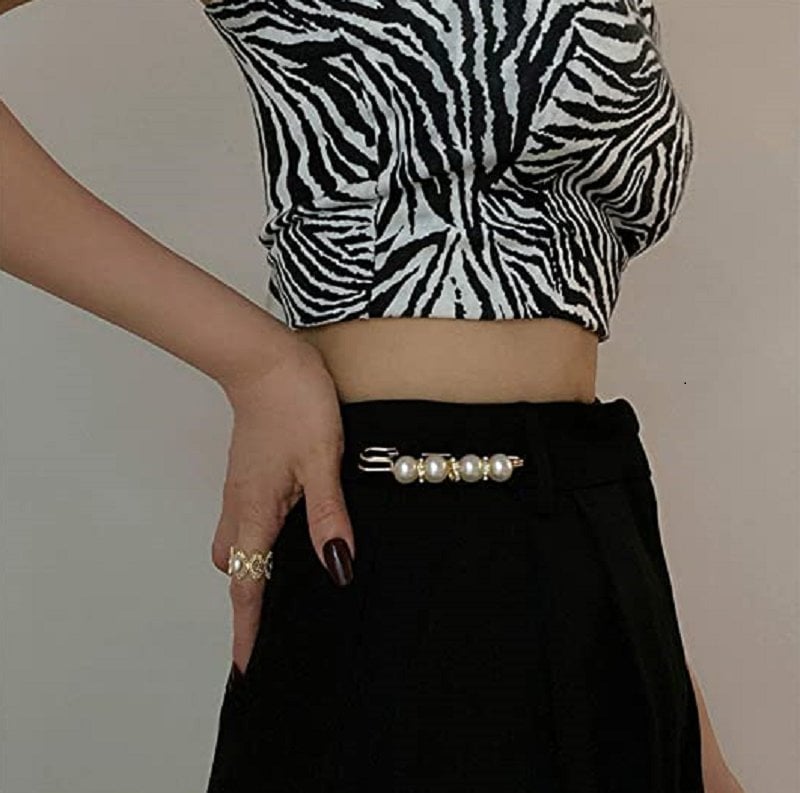 Gyöngyös díszítésű pulóvercsat és bross kitűző