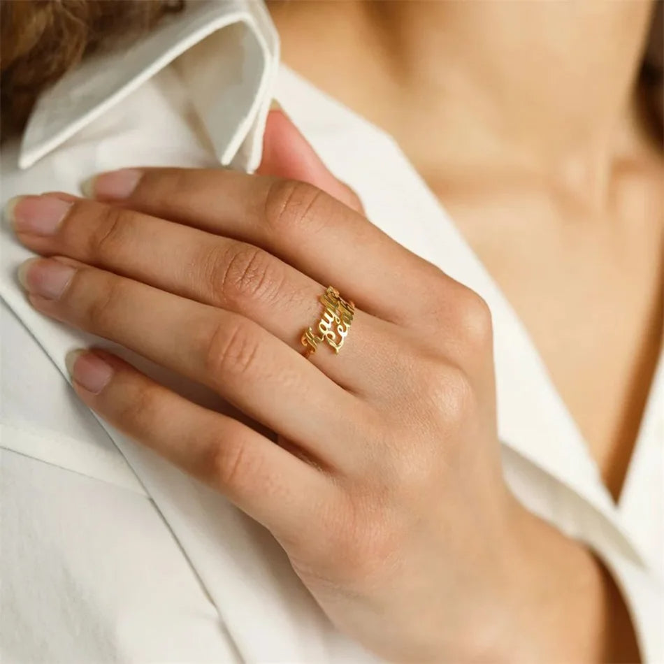 Prsteň s menom v ozdobnom písme na každodenné nosenie