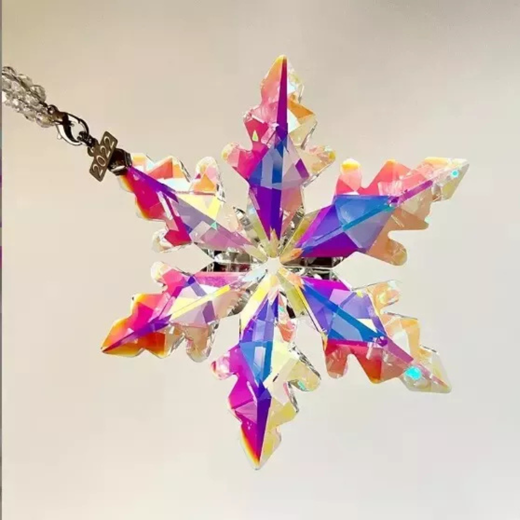 Sněhová vločka ve stylu křišťálu pro sezónní výzdobu