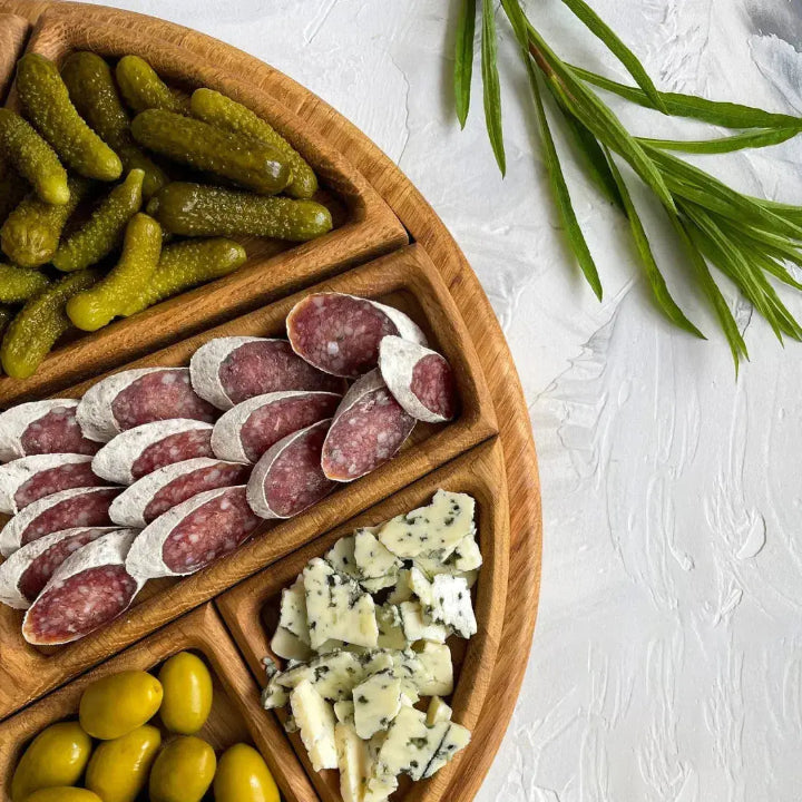 Puinen tarjoilutarjotin lokerikoilla naposteltaville ja alkupaloille