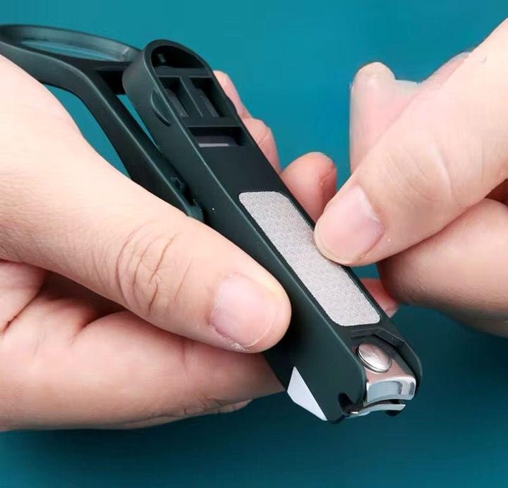 ClipGuard Pro — Cortaúñas 3 en 1 con lupa y recolector de recortes