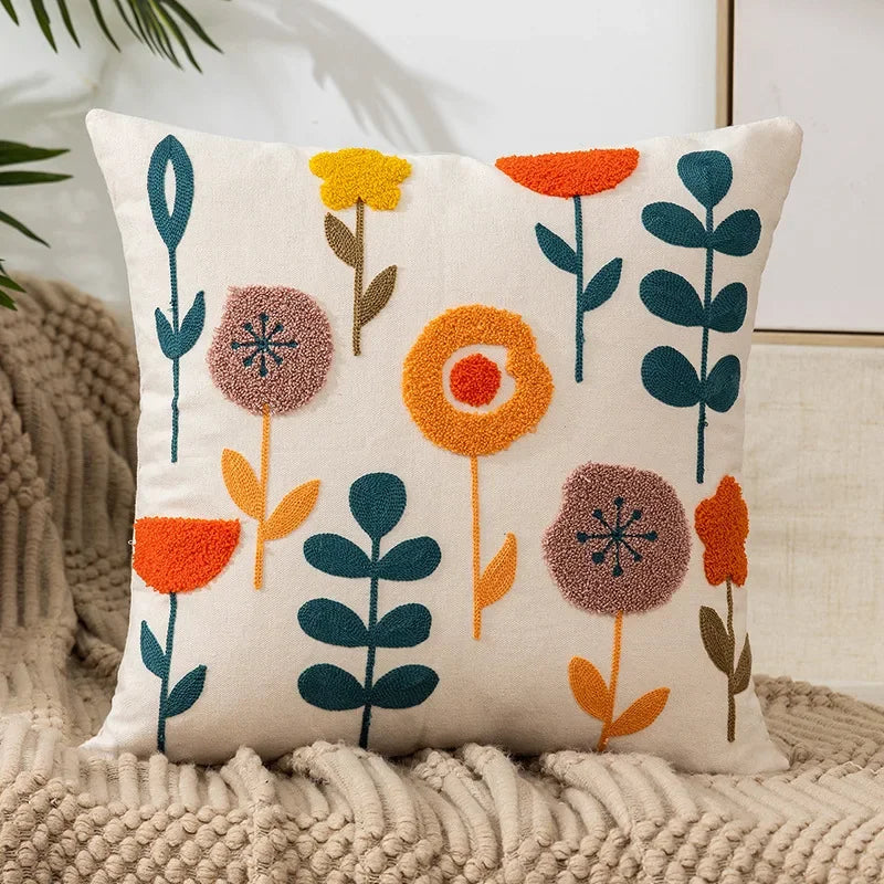 BloomLinen - Geborduurde kussenhoes met bloemenmotief