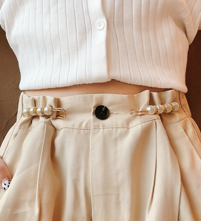 Gyöngyös díszítésű pulóvercsat és bross kitűző