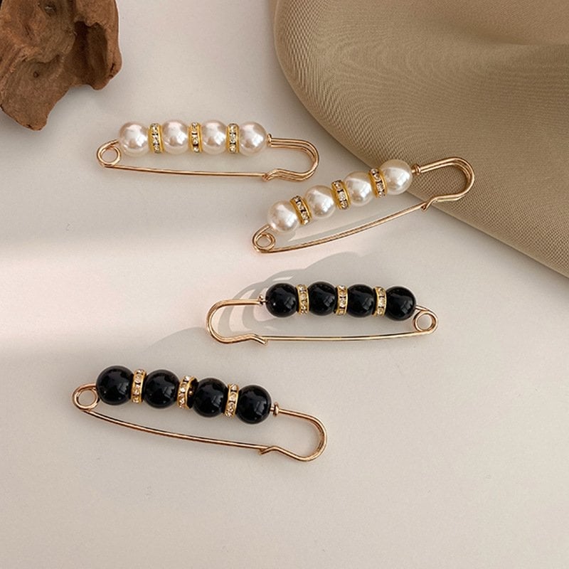 Gyöngyös díszítésű pulóvercsat és bross kitűző