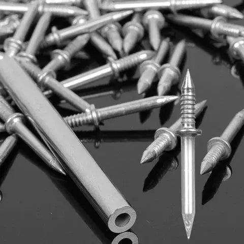 Doppelseitige Nägel zur nahtlosen Sockelleistenmontage