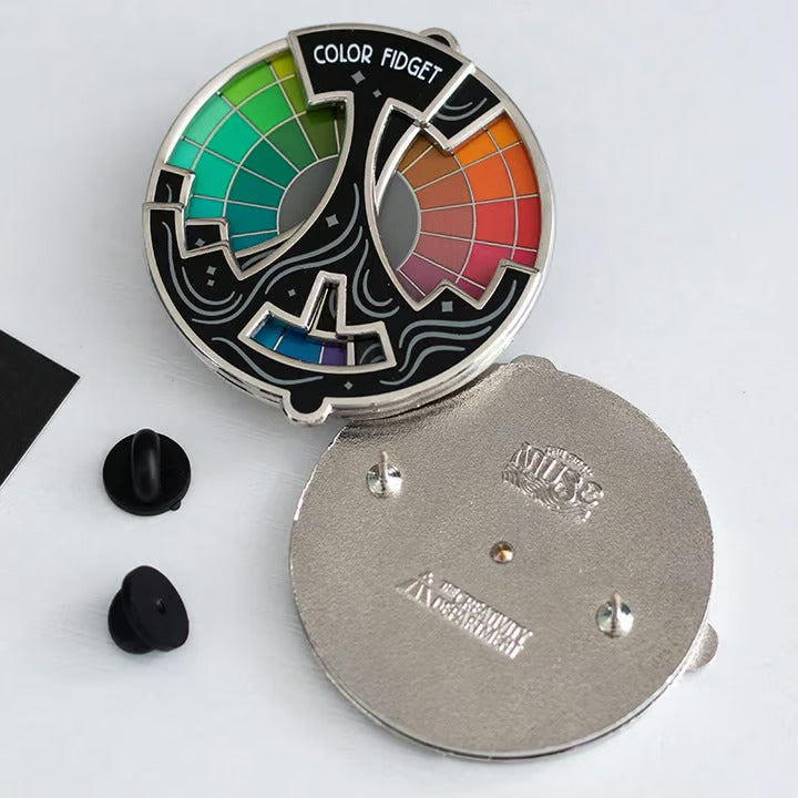 SpinPin – Forgó mintás, színkerék alakú, babrálható zománctű