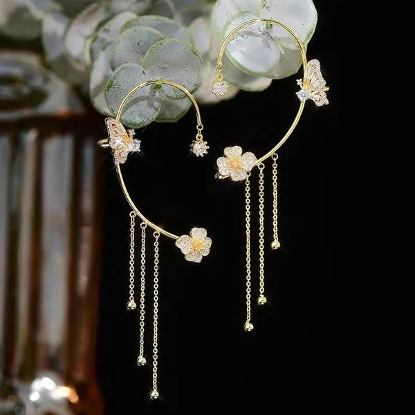 GlowLuxe — Bloemenoorcuff oorbellen met kristalaccenten en kwastdetail