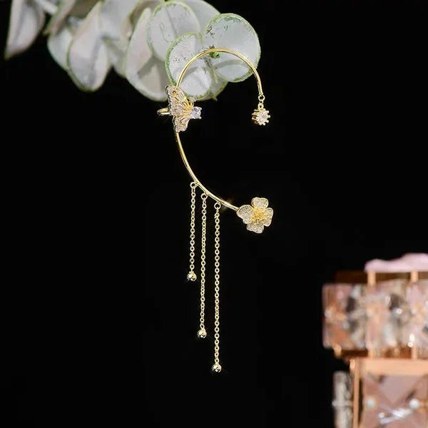 GlowLuxe — Bloemenoorcuff oorbellen met kristalaccenten en kwastdetail