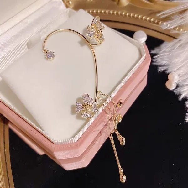 GlowLuxe — Bloemenoorcuff oorbellen met kristalaccenten en kwastdetail